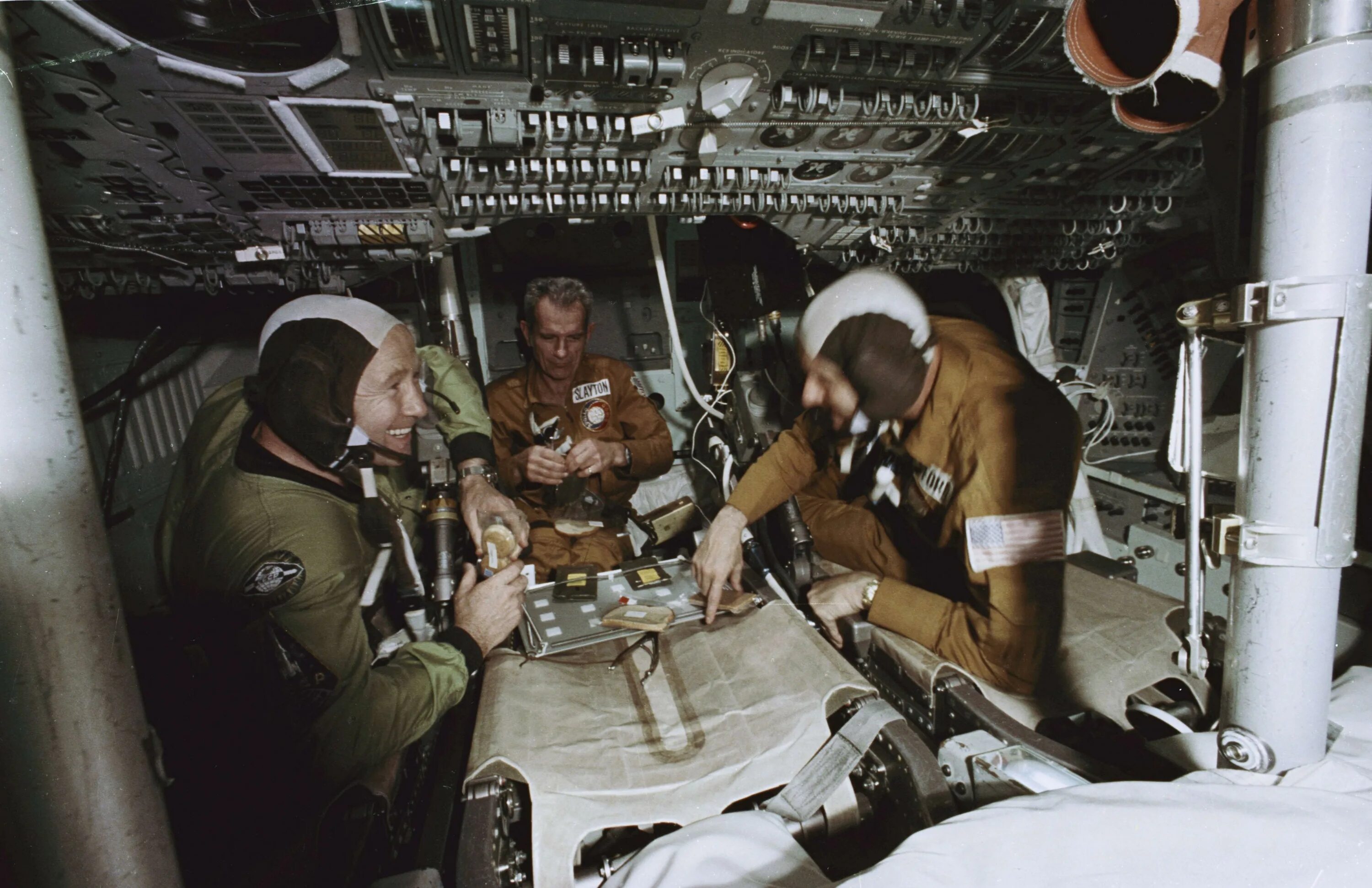 Первый длительный космический полет. Союз Аполлон 1975. Экипаж Союз-Аполлон 1975. Советско американский полет Союз Аполлон. Союз Аполлон космический корабль.