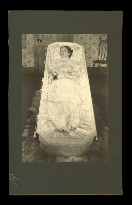 Мортем викторианской эпохи семья. Посмертное фото сталина. Post mortem викторианской эпохи. Посмертный дневник томаса лоуренса. Мортем викторианской эпохи семья.