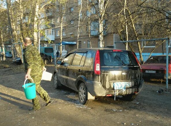 Мойка машины во дворе. Мойка машины в неположенном месте. Штраф за мойку машины во дворе. Штраф за мытье машины во дворе