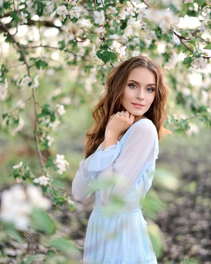 Фотосессия в цвету. Женщина в цветущем саду. Девушка в цветущих яблонях. Фотосъемка в цветущих садах. Фотосет в цветущем саду.