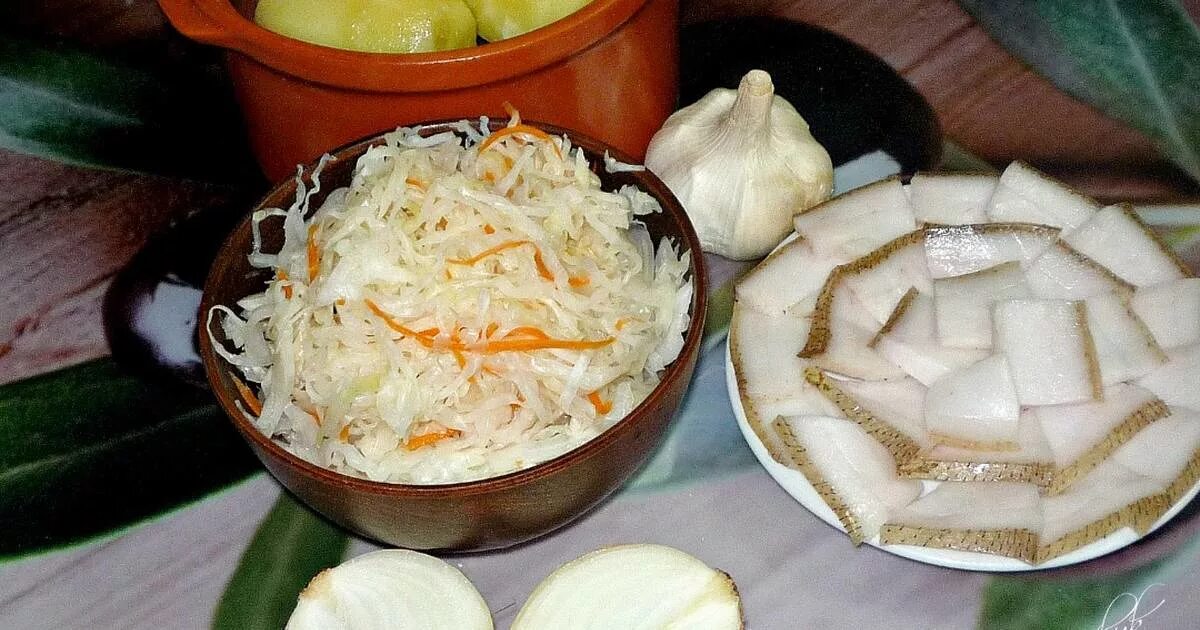Почему горчит квашеная. Капуста квашеная. картошка с квашеной капустой и салом. вареная квашеная капуста. квашеная капуста фото.