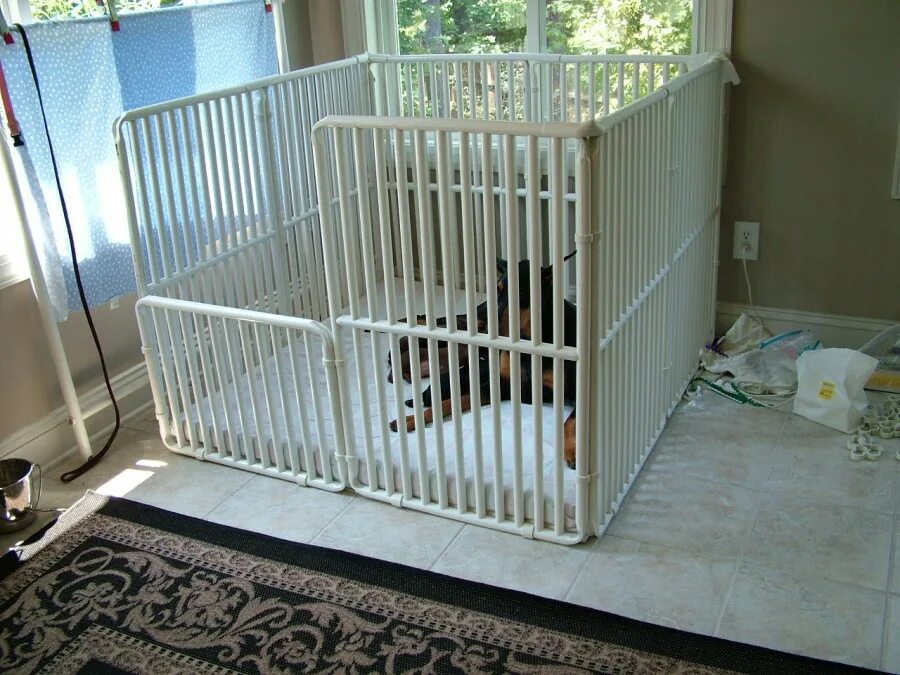 Вольер пластиковый. Вольеры для собак в квартиру. вольер для собаки домашний. квартирный вольер для собаки. пластиковый вольер для щенков.