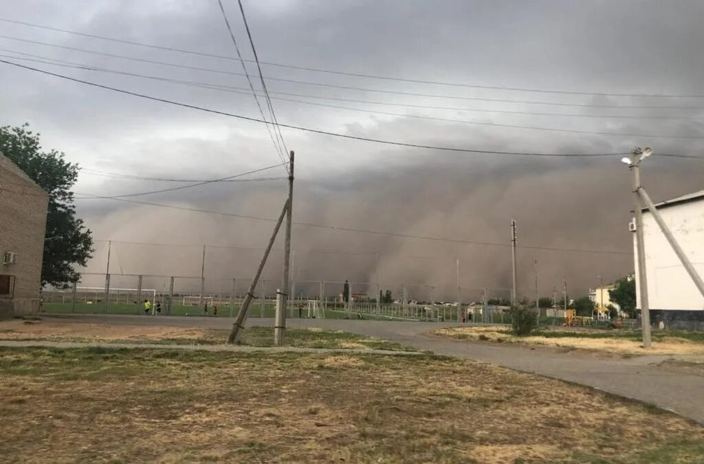 Пыльный город где то. Пыльная буря в Астрахани. Песчаная буря в Астрахани. Песчаная буря в Астрахани 2021. Пыльная буря Астрахань 19 мая 2021.
