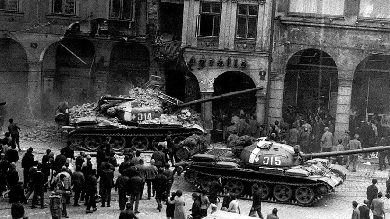 Протесты в чехословакии. Танки в Праге 1968.