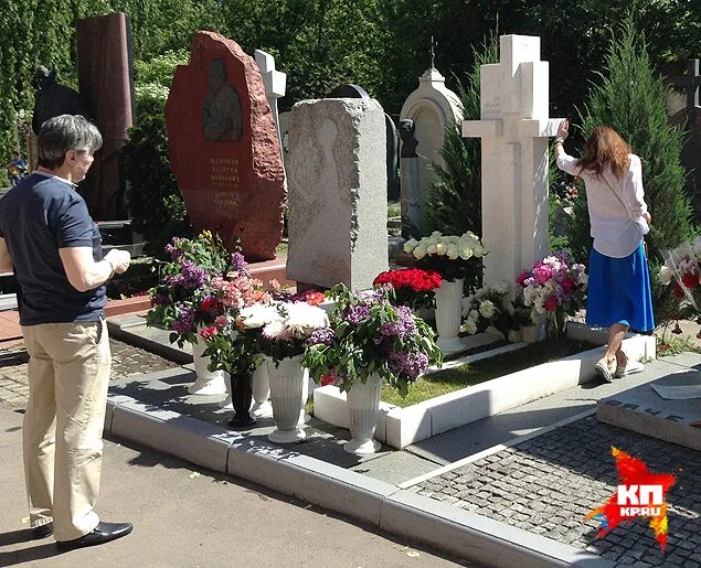 могила олега янковского. могила олега янковского. могила олега янковского на новодевичьем кладбище. янковский на новодевичьем кладбище. могила олега янковского на новодевичьем кладбище.