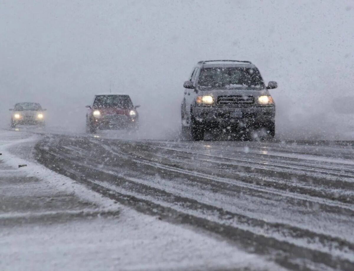 Метель на автодороге. Погодные дорожные условия. Мокрый снег на дороге. Метель на дороге. Погодные дорожные условия.