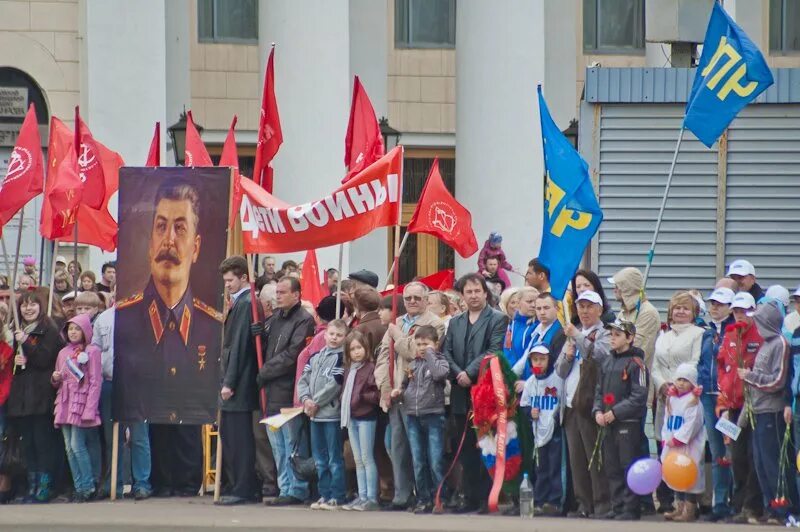 9 мая кирове. 9 мая кирове. День победы киров театральная площадь. День победы киров. С днем победы.