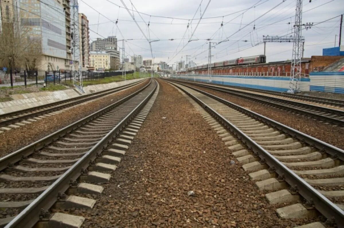 Поезд новосибирск карасук. ЖД станция Пашино Новосибирск. Поезд. Железнодорожная платформа. Новосибирск пригород.