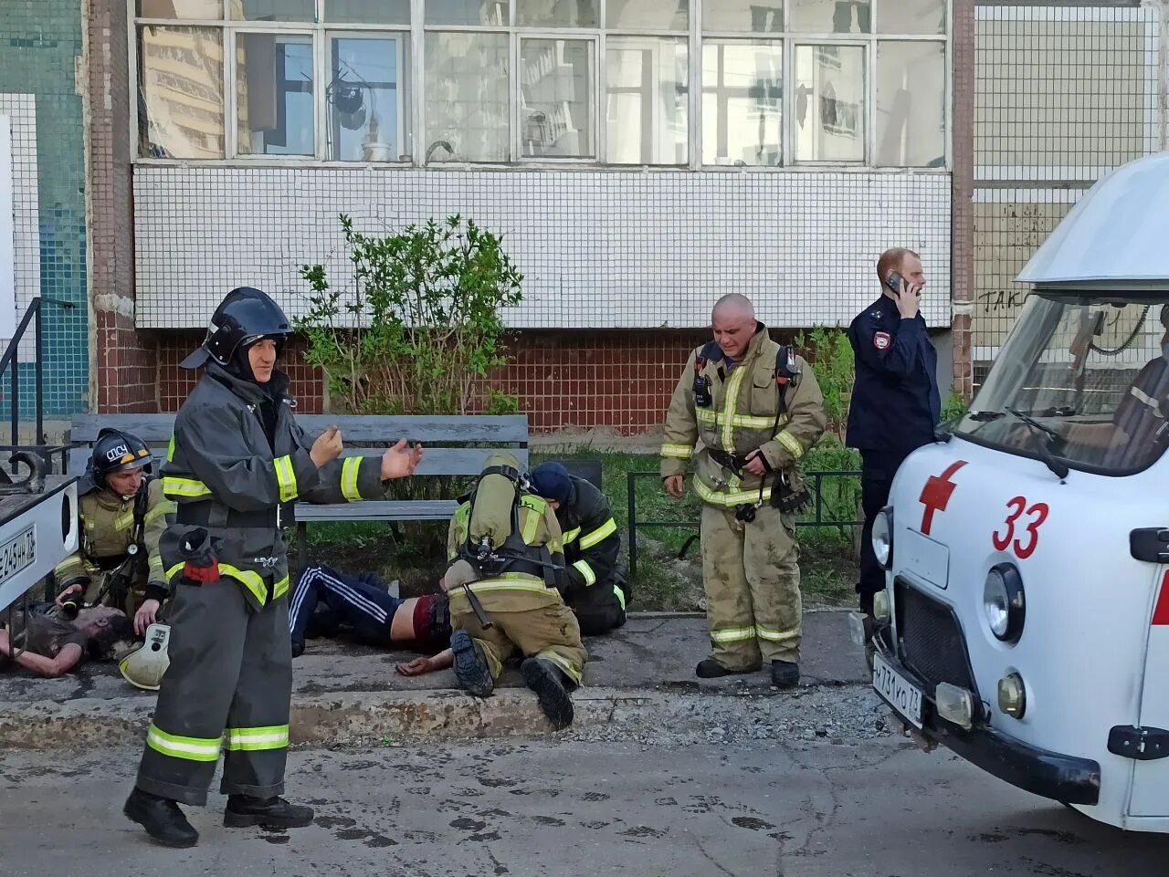 Пожар. Пожар в квартире. Пожарный. Пожарные на пожаре. Ульяновск чп в контакте