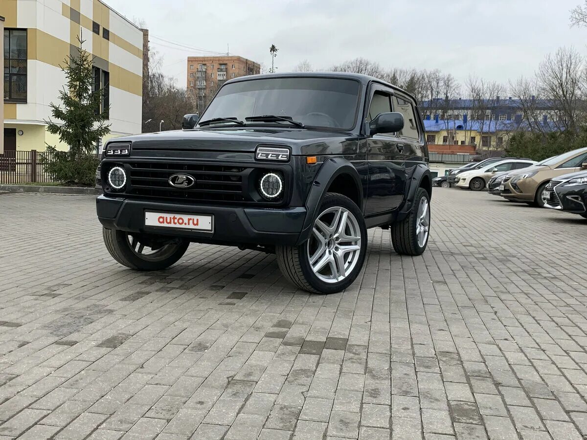 урбан 2018. урбан 2018. нива урбан белого цвета. нива урбан 2018 белые. нива урбан на 18 колесах 225\50\18.