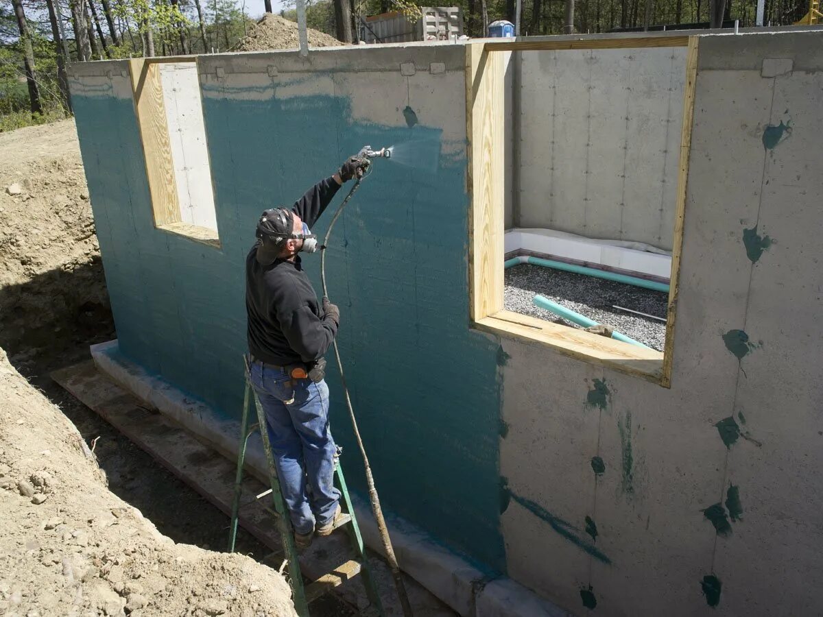 Нужна гидроизоляция стен. Гидроизоляция стен. Гидроизоляция наружных стен. Гидроизоляция внешних стен. Гидроизоляция стен дома снаружи.