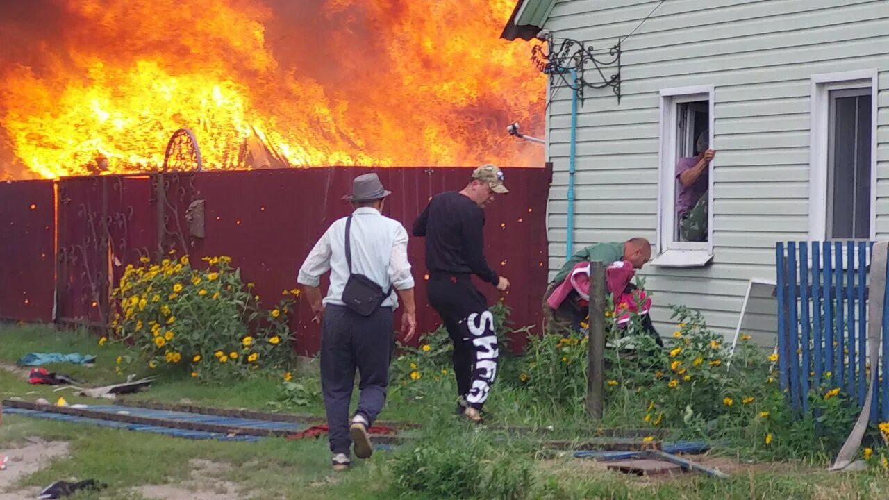 ВСУ обстреляли посёлок белая берёзка в Брянской области. Белая берёзка Брянская область. Посёлок белая берёзка Брянской области. Горящий дом. Обстрел березки брянская область