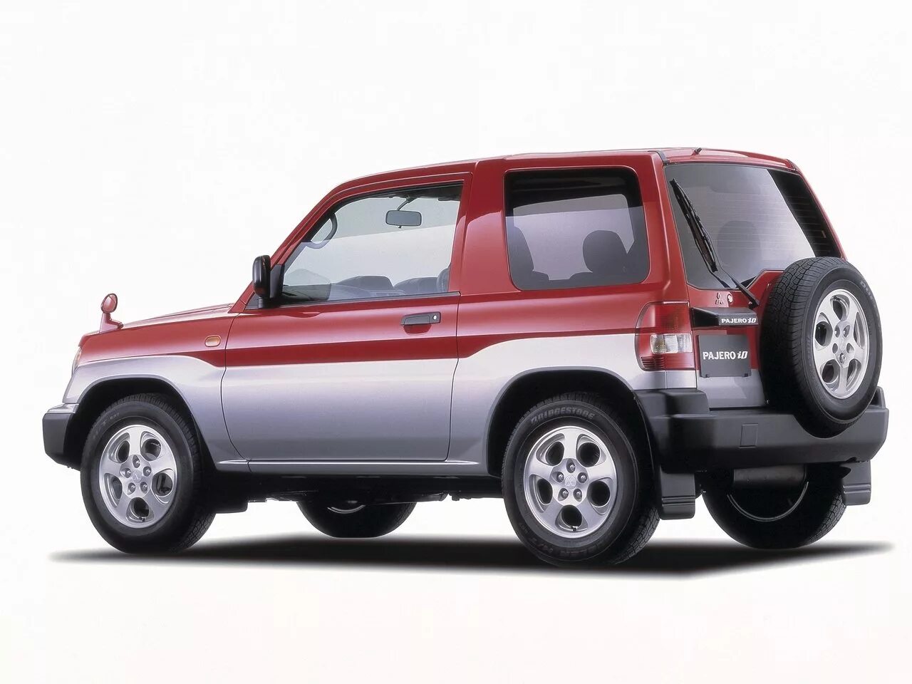 Мицубиси 3 двери. Mitsubishi Pajero io 1998. Mitsubishi Pajero io 1998-2006. Mitsubishi Pajero io 3 двери. Мицубиси Паджеро io 1998.