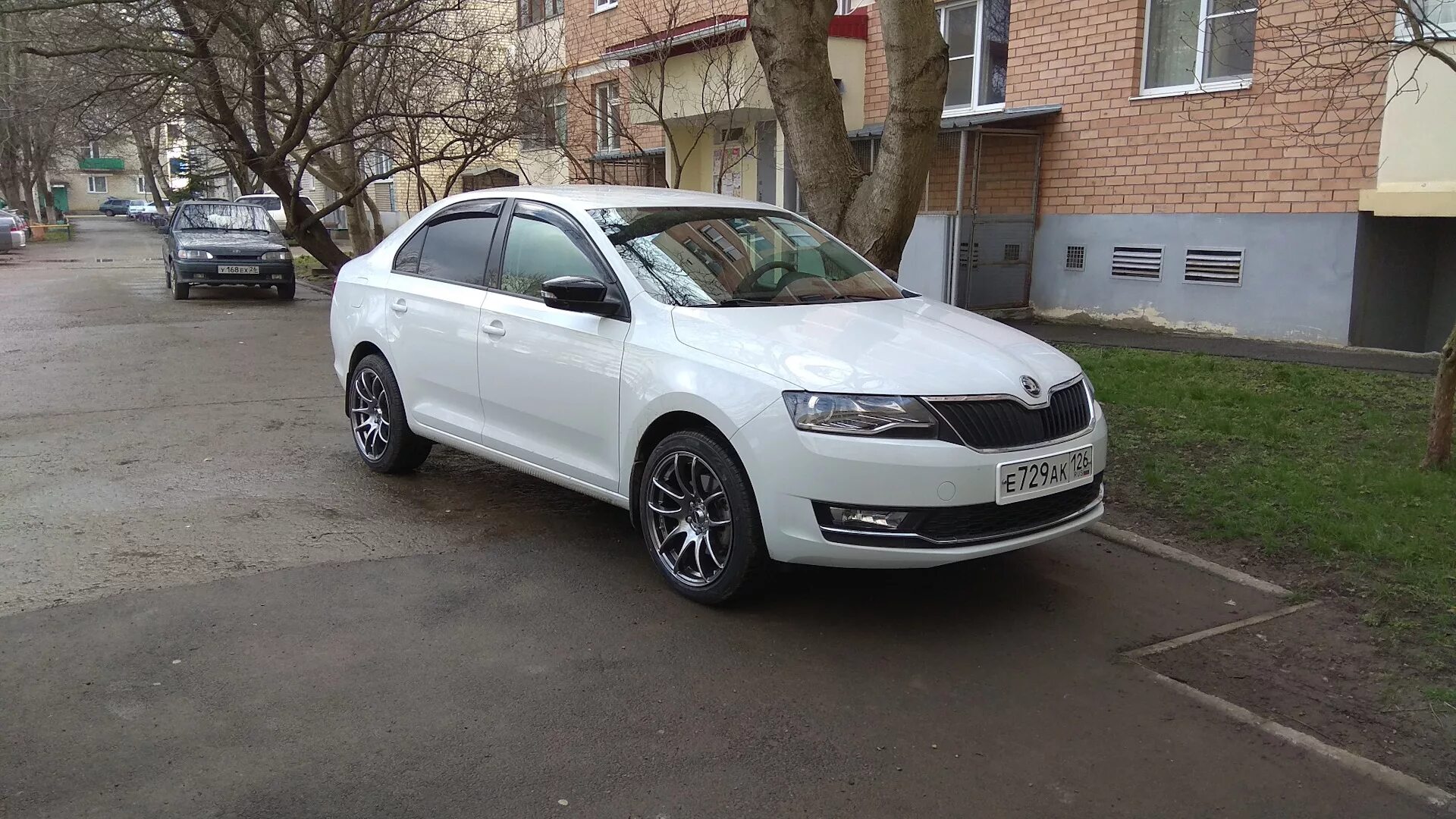 Rapid nh3. Белые r17 skoda rapid. шкода рапид белый диски r17. октавия rapid r18. шкода рапид на р18.