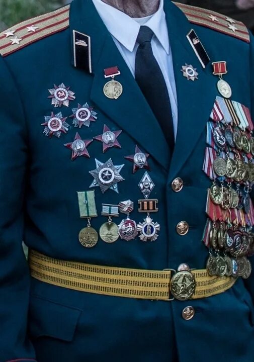 Китель с орденами. На какой стороне носятся медали. Медали на кителе. На какой стороне носятся медали. Китель с орденами.