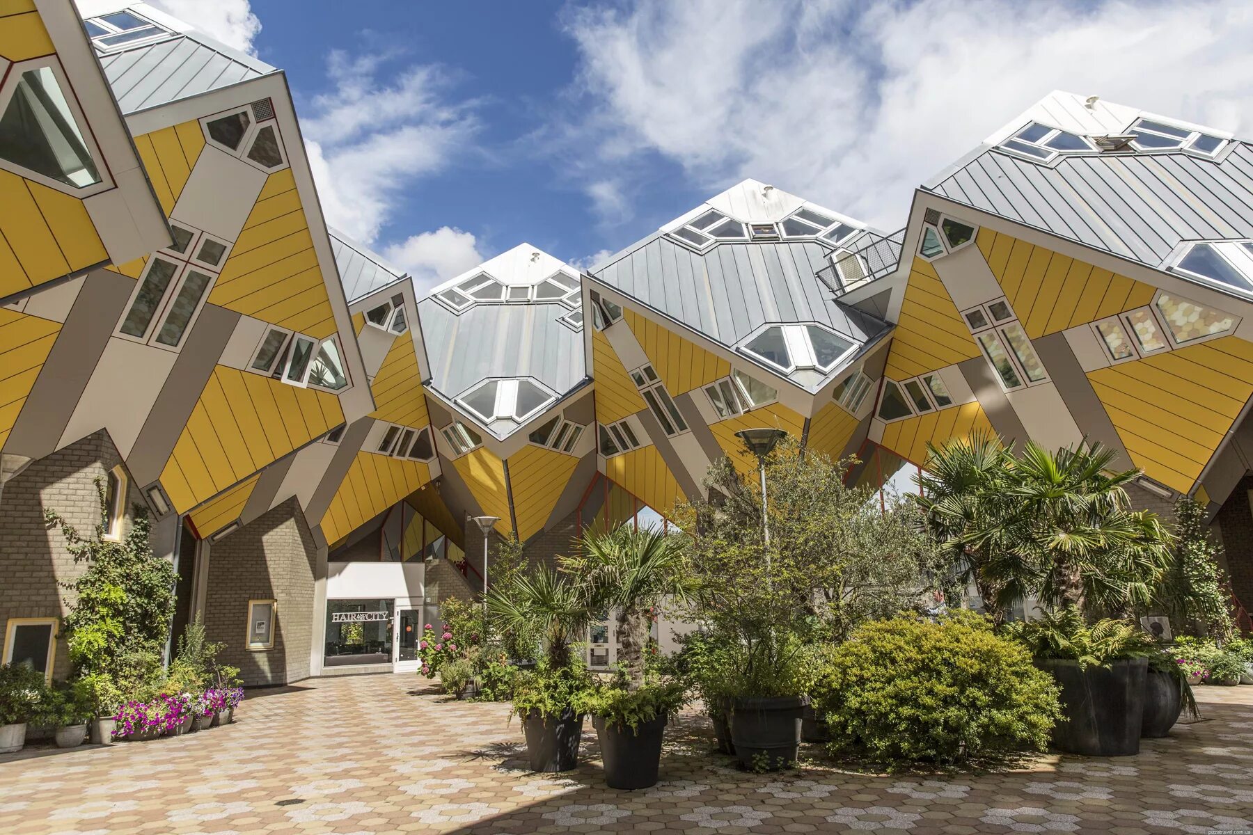 Современный двухэтажный дом куб. Дом кубической формы. Дом куб проекты. Кубические дома роттердам нидерланды. Кубические здания роттердам нидерланды.