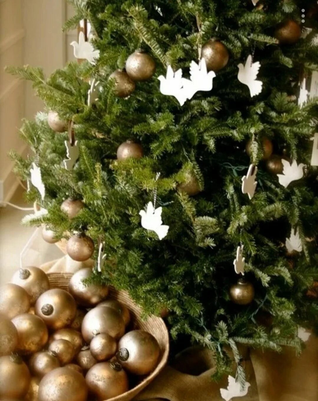 Сочетание новогодних шаров на елке. Украшение елки в европейском стиле. Деревянные игрушки на елку. Елка в зеленых тонах. Елки украшенные шарами