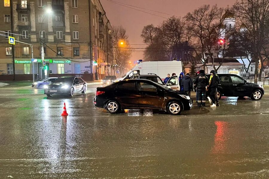 Происшествие в центре. Воронеж ДТП на Кольцовской. Авария на Кольцовской Воронеж. Автомобильная авария в вороне. Авария в Воронеже вчера на кальцовск.