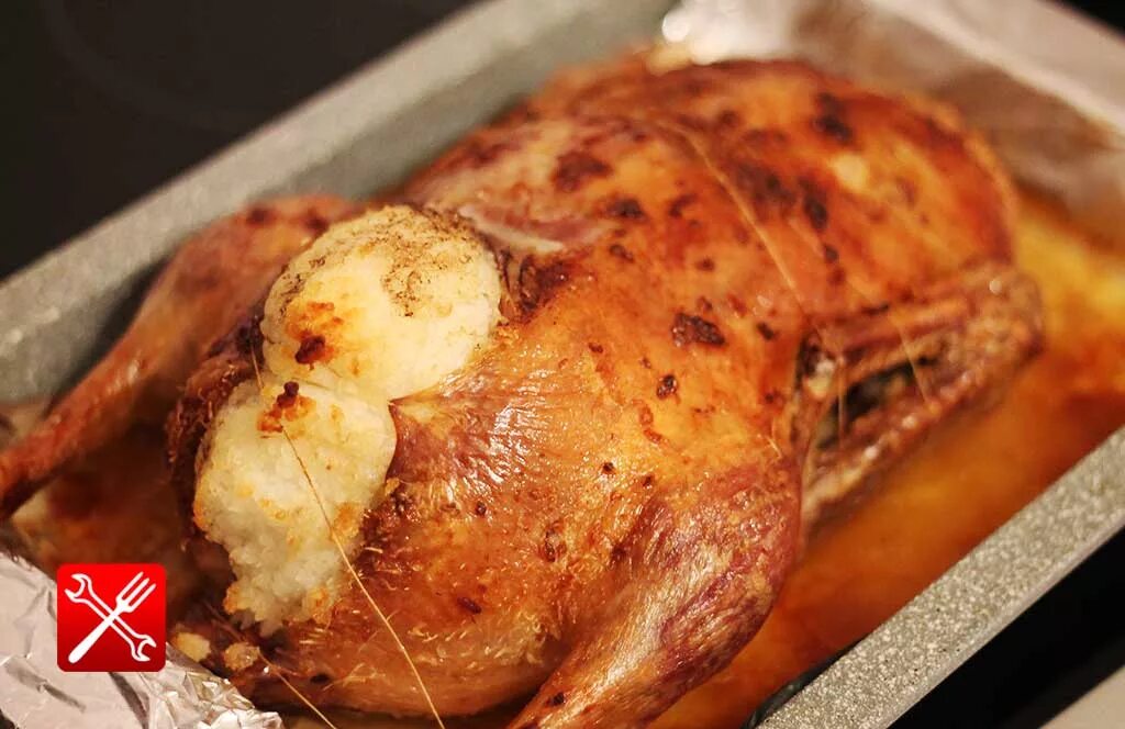 Подготовить утку для запекания в духовке целиком. Утиная тушка в духовке. Подготовить утку для запекания в духовке целиком. Рукав для запекания утки. Утка с яблоками в духовке в рукаве.