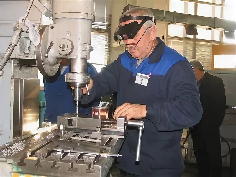 Фрезеровщик 27 екатеринбург. Квалификация фрезеровщика. Пианист фрезеровщик. Фрезеровщиков екатеринбург. Ученик фрезеровщика.