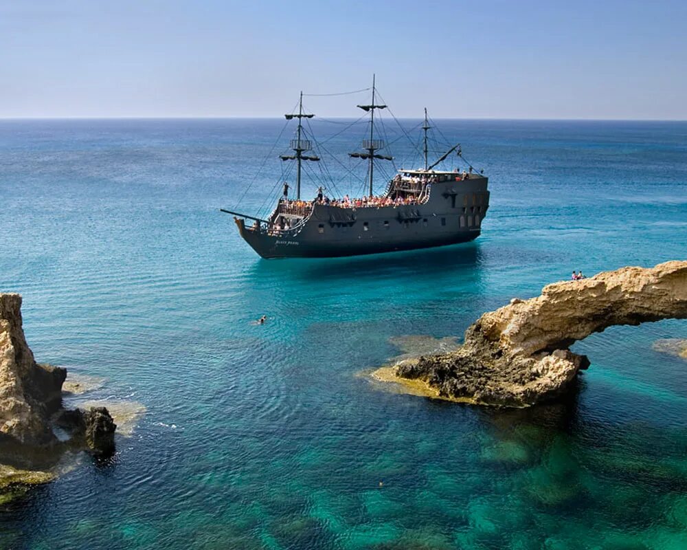 Карибские острова крым. Кипр корабль черная Жемчужина. Айя Напа черная Жемчужина. Кипр Айя-Напа пиратский корабль. Айя Напа пиратский корабль.