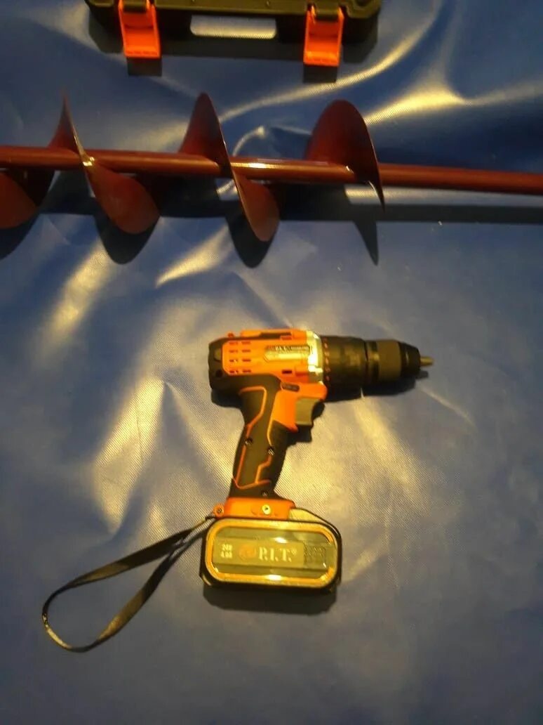 Шуруповерт пит для ледобура. P. I. Pit шуруповерт 20 для рыбалки. Шуруповерт чемоданчик пит.