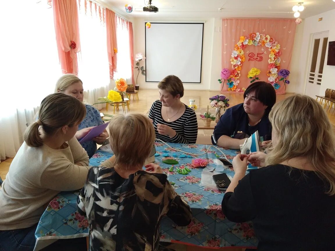 детский сад с начальной школой белоблпроект. наш коллектив детского сада. с 20 лумикелло группа сказка. беседа в детском саду. коллеги в детском саду.