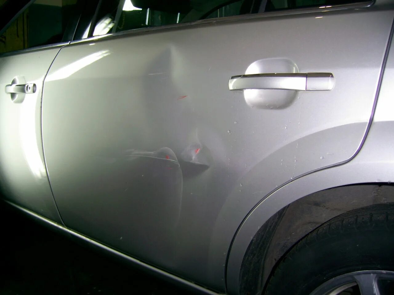 Царапины на лкп кузова. Выпрямление без покраски. Вмятина на двери авто. Вмятина на ребре жесткости двери. Вмятина на авто.