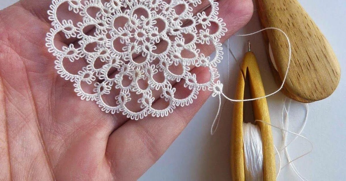Фриволите для начинающих челноком пошагово схемы. Плетение кружева фриволите. Фриволите анкарс челноком. Фриволите анкарс. Игольное кружево для начинающих пошаговая.