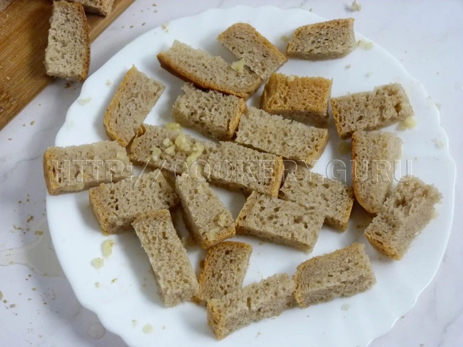 Хлеб в духовке калории. Сухари. Сухарики круглые из белого хлеба. Хлеб сухарики. Сухари из серого хлеба.