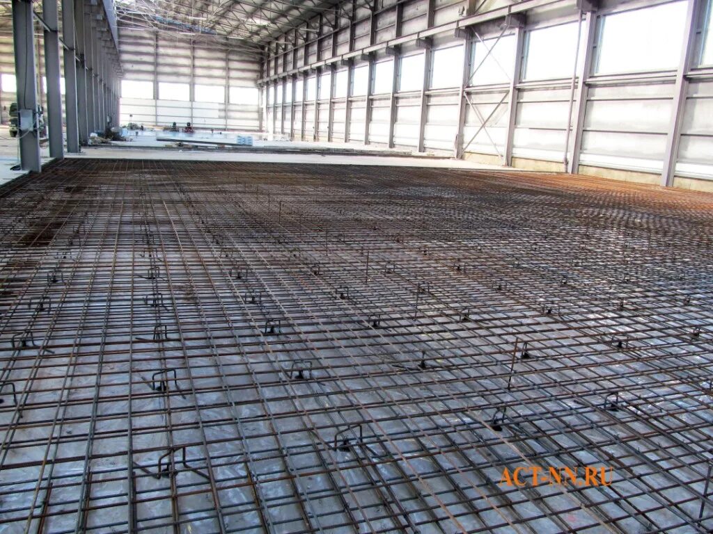 Сетка под армирование пола. Армировка пола. Армированный пол. Армирование бетонного пола толщиной 100 мм. Армирование стяжки стекловолокном.