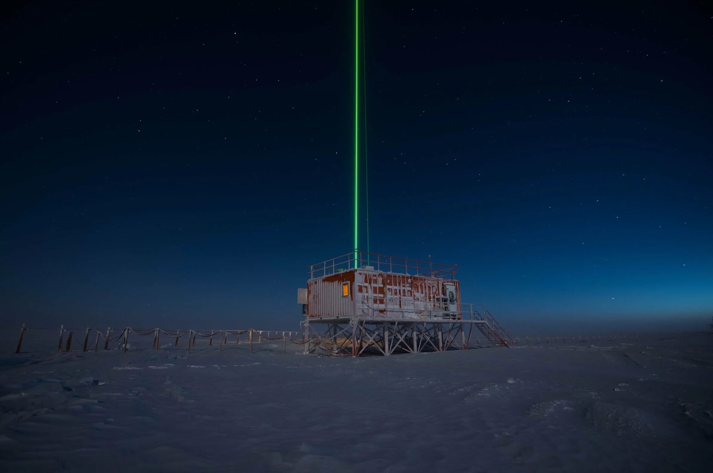 Полярная станция. Антарктида ночью. Станция в Арктике. Арктика ночью. Включи станцию на ночь