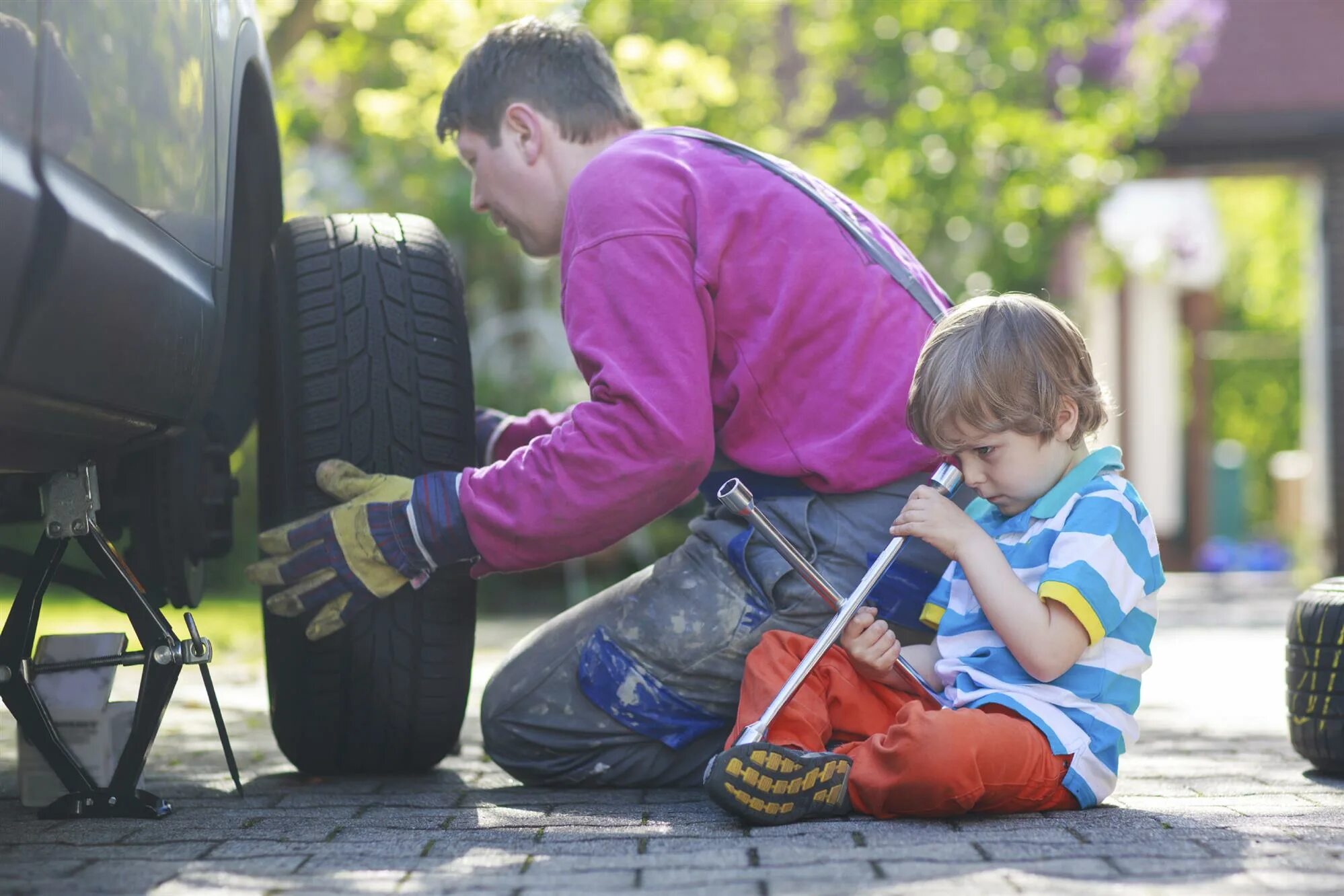 Мальчик чинит. Папа с ребенком чинят машину. Малыш чинит машину. Папа чинит автомобиль.