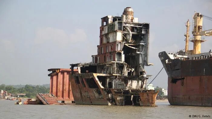 Корабль разбор. Читтагонг Бангладеш кладбище кораблей. Читтагонг кладбище кораблей. Порт Читтагонг кладбище кораблей. Утилизация кораблей Читтагонг.