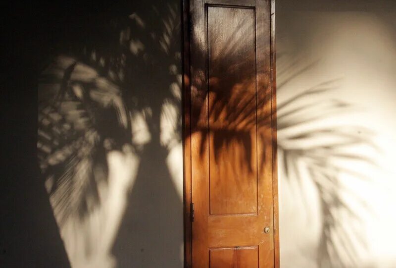 Тень у порога. Тень на стене. Тень окна для фотошопа. Свет солнца на стене. Тень на стене Эстетика.