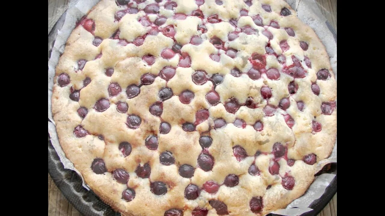 Летний пирог с вишней без глютена