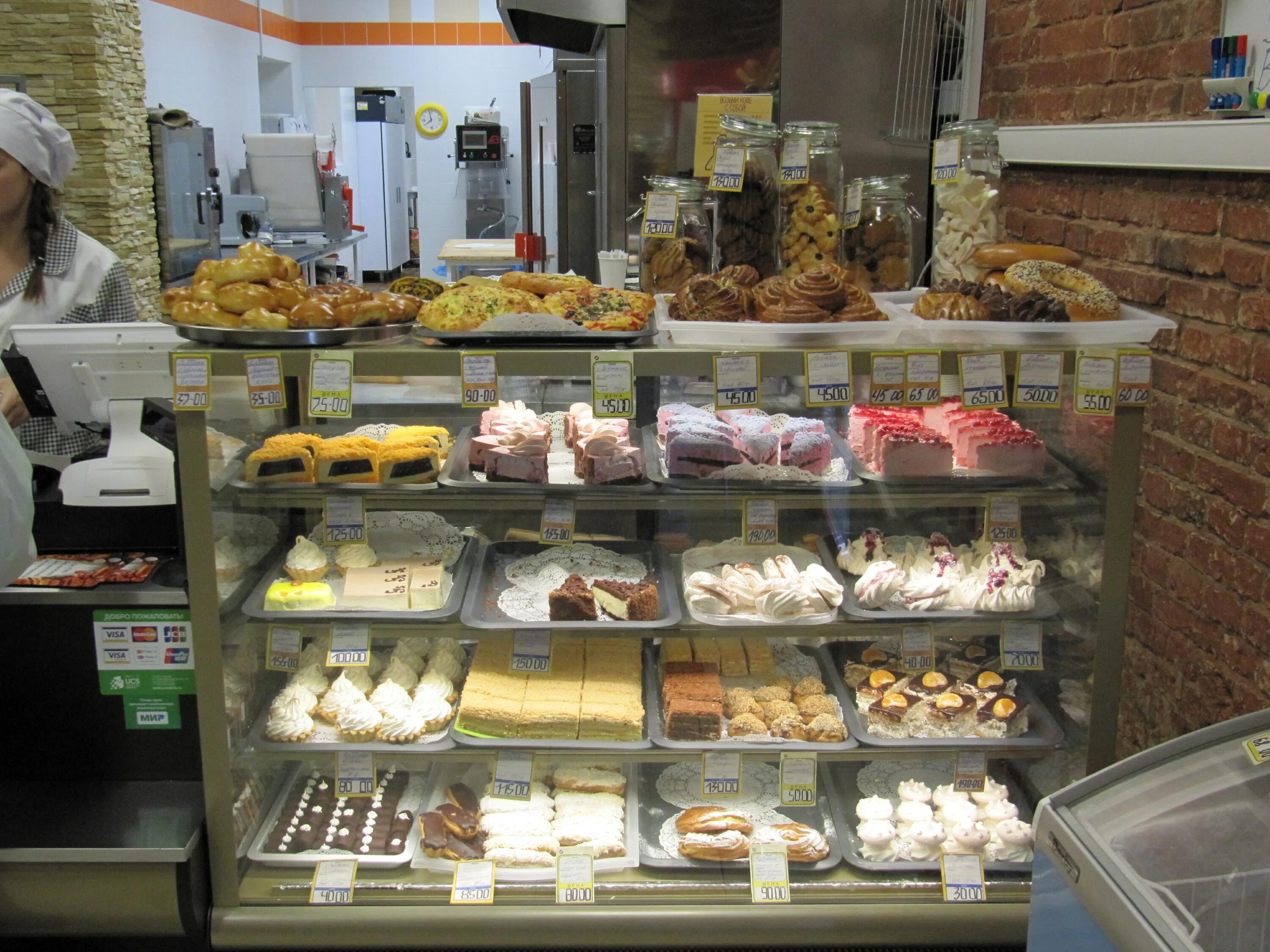 Космос анапа кондитерская ассортимент. Сильви свит анапа. Витрина для столовой. Космос анапа кондитерская. Кондитерская анапа сильви кондитерская.