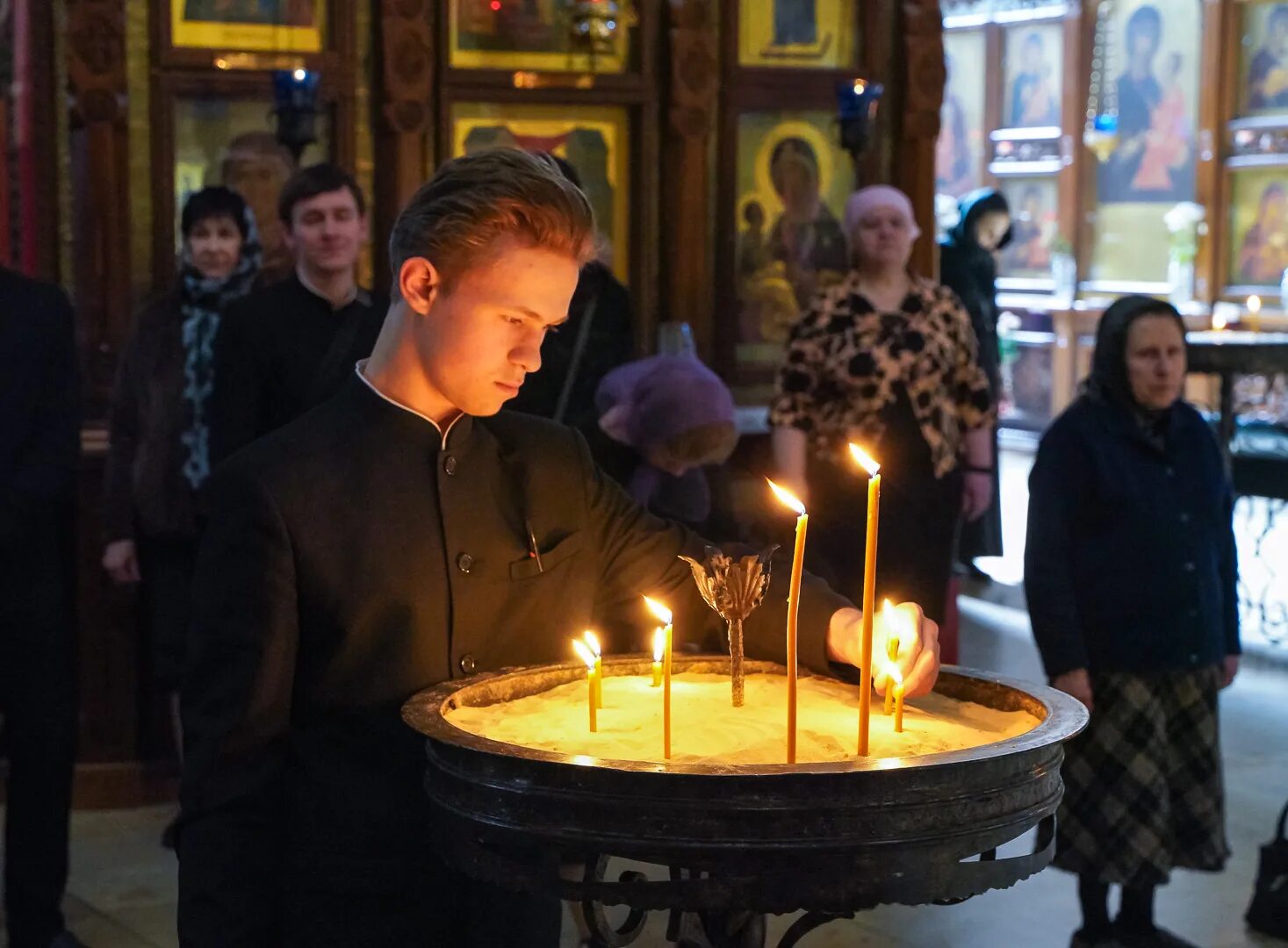 Страстная пятница перед. Страстная пятница. Страстная пятница вынос Плащаницы. Вынос Плащаницы в страстную пятницу. Великая пятница.