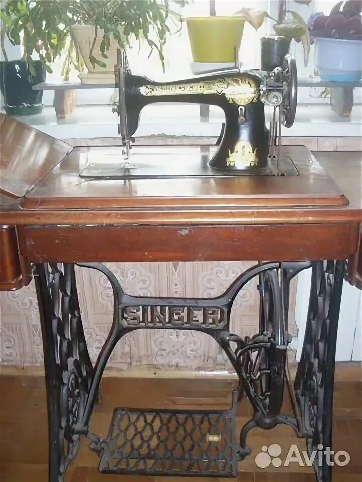 Ножная швейная машинка zinger 1881. Станина швейной машины зингер. Зингер в нижнем. Швейная станина зингер. Станина зингер.