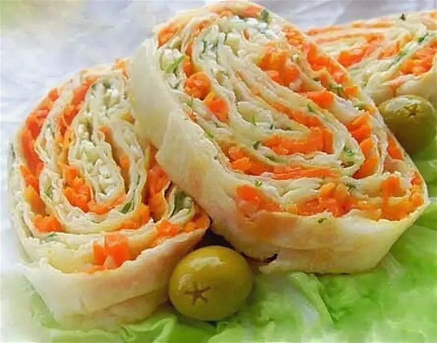 Рулетики из лаваша с корейской морковкой. Рулетики с корейской морковью и сыром. Рулет из лаваша с корейской морковью. Рулет из лаваша с корейской морковкой. Рулетики с корейской морковью и сыром.