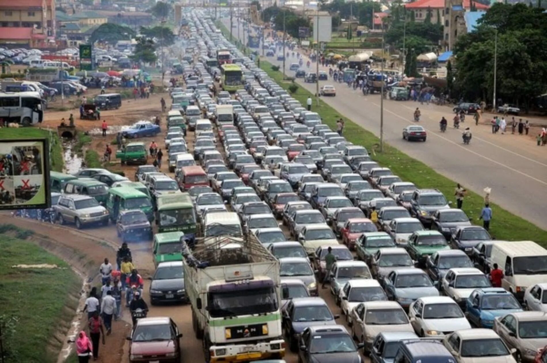 Where traffic. Нигерия много машин уровень жизни. Нигерия огромные автопробки. Traffic in Nairobi. Traffic Jams in Nairobi.