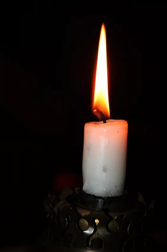 горящие свечи. свеча горела. горящая свеча. огарок свечи. церковные свечи.