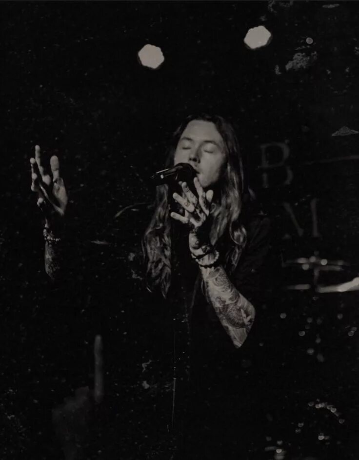 Bad Omens солист. Noah Sebastian Bad Omens. Bad Omens Ноах Себастьян. Bad omens like