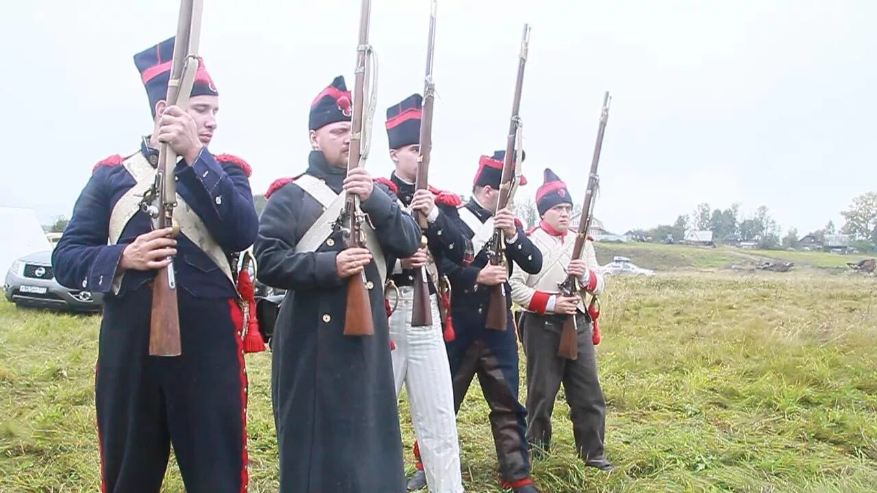 Выстрел из мушкета. Стрельба из мушкета 1812. мушкеты бородинского сражения. перезарядка мушкета. залп из мушкетов.