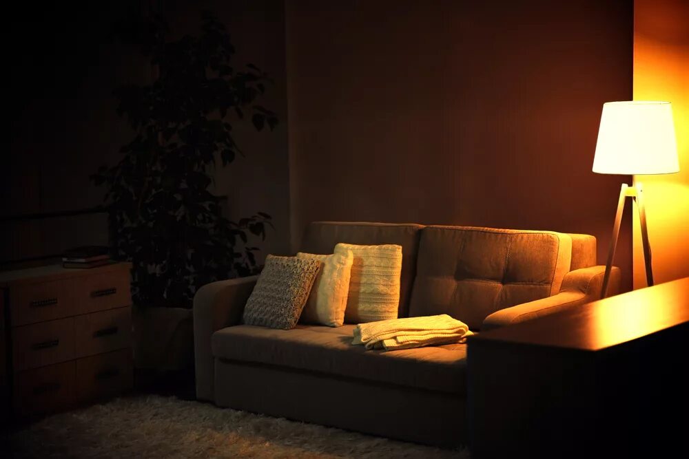 Чтение на ночь. Слабая освещенность. Чтение под одеялом с фонариком. Настольная лампа в темноте. Плохое освещение.