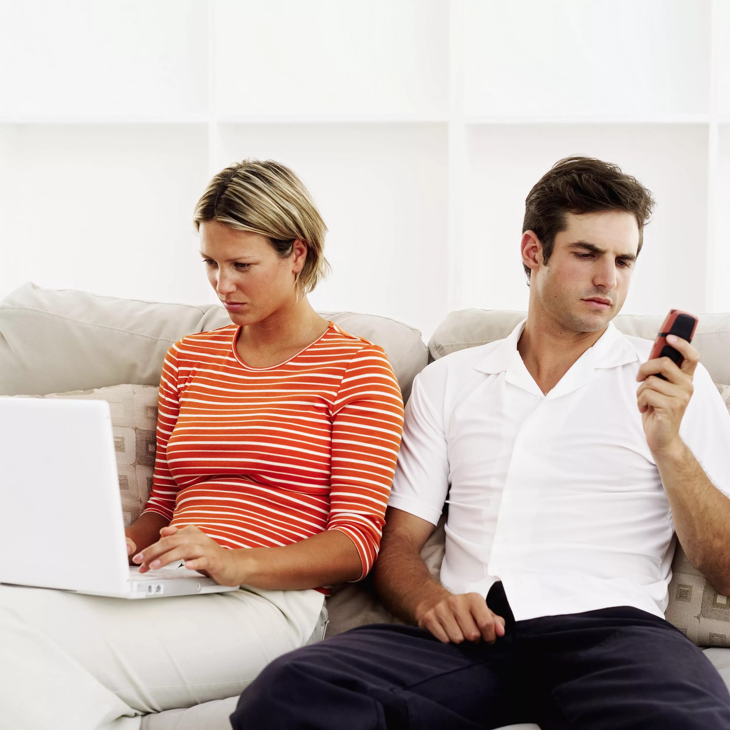 Husbands phone. Супружеские отношения. Отношения в семье. Семейные конфликты. Трудности семейной жизни.