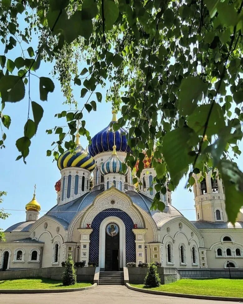 Храм патриаршего подворья. Церковь святого игоря черниговского переделкино. патриаршее подворье в переделкино. храм преображения господня в переделкино. патриарший храм в переделкино.