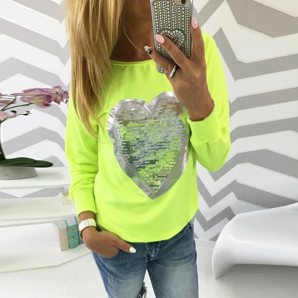 Свитшот с пайетками. Кофта с пайетками. яркие модные футболки. футболка с пайетками. кофта с блестками.