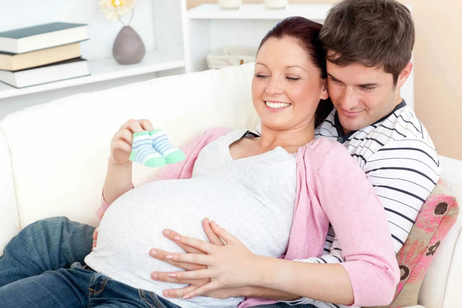 Беременную жену с разговором. Беременные женщины. Мама беременна. Счастливая беременность.
