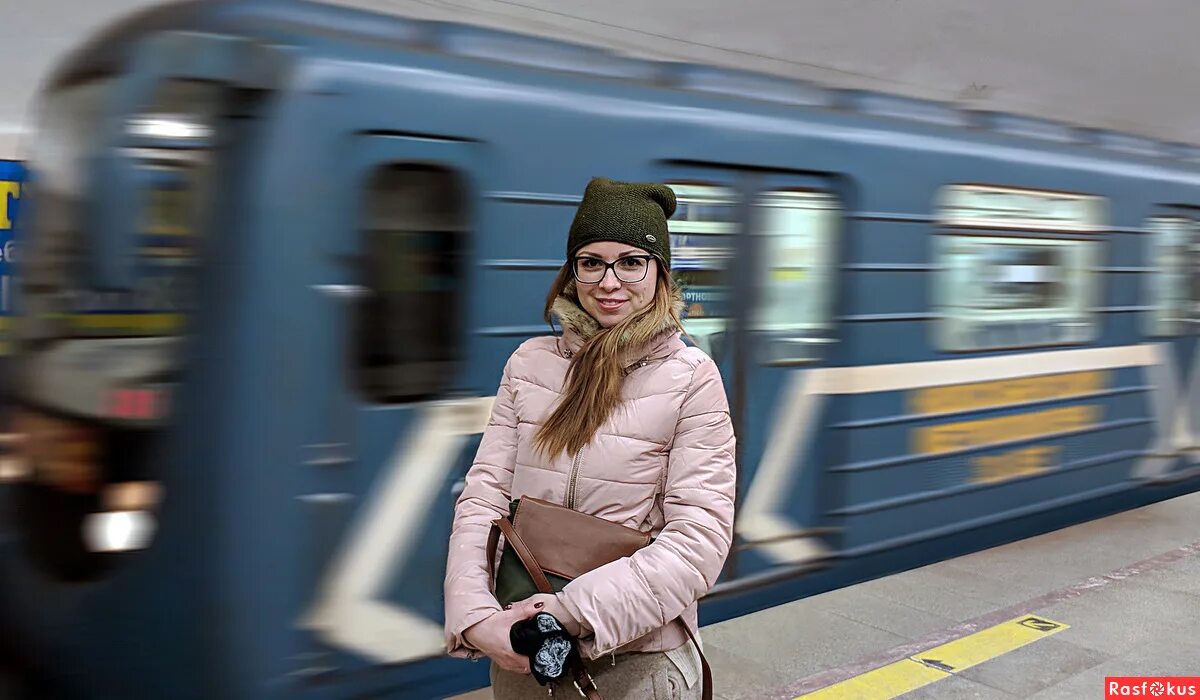 красивые девушки в метро москвы. Melissa мендини. ножки девушек в метро. фотосессия в метро девушка. No pants subway ride москва.